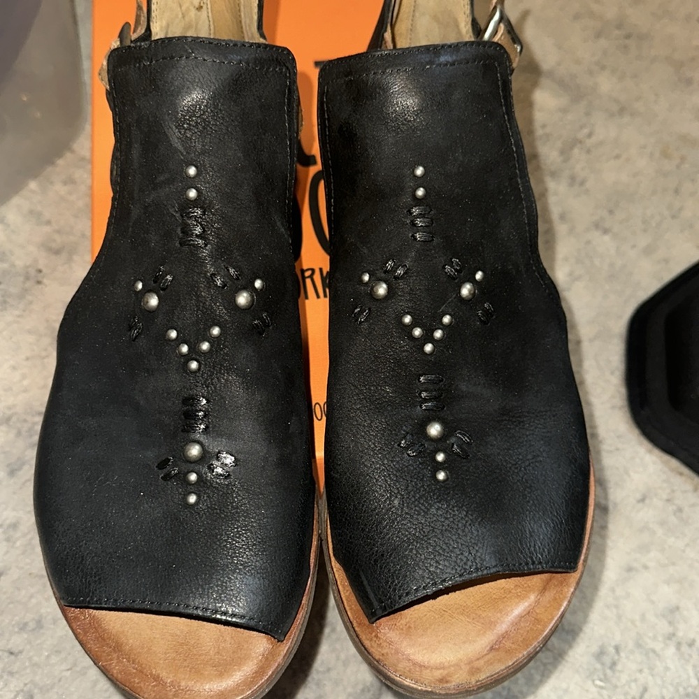 NWT! Miz Mooz Leather Cutout Sandals- Style Feat 
Black 42